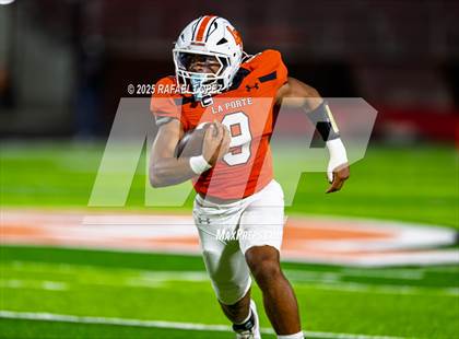 Thumbnail 1 in Weiss vs. La Porte (UIL Football 5A D1 Bi-District) photogallery.
