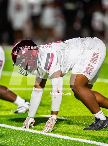 Thumbnail 2 in Weiss vs. La Porte (UIL Football 5A D1 Bi-District) photogallery.