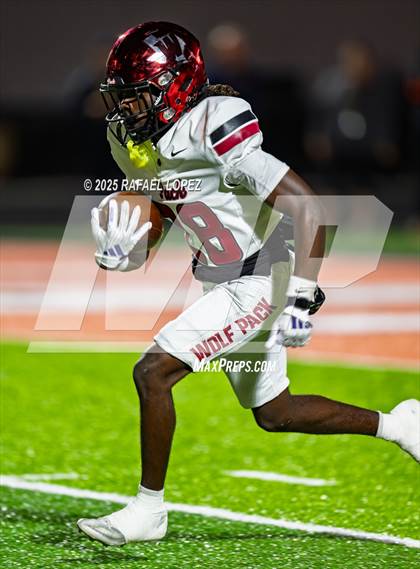 Thumbnail 1 in Weiss vs. La Porte (UIL 5A D1 Football Bi-District) photogallery.