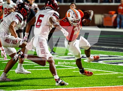 Thumbnail 3 in Weiss vs. La Porte (UIL 5A D1 Football Bi-District) photogallery.