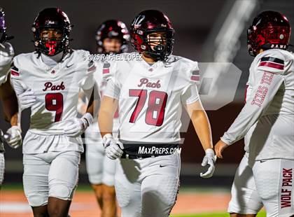 Thumbnail 3 in Weiss vs. La Porte (UIL 5A D1 Football Bi-District) photogallery.