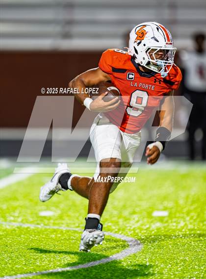 Thumbnail 1 in Weiss vs. La Porte (UIL 5A D1 Football Bi-District) photogallery.