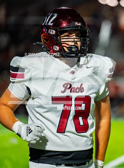 Thumbnail 1 in Weiss vs. La Porte (UIL 5A D1 Football Bi-District) photogallery.