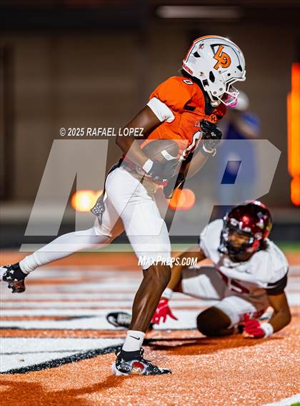 Thumbnail 2 in Weiss vs. La Porte (UIL 5A D1 Football Bi-District) photogallery.
