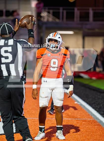 Thumbnail 3 in Weiss vs. La Porte (UIL Football 5A D1 Bi-District) photogallery.