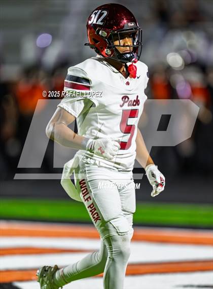 Thumbnail 3 in Weiss vs. La Porte (UIL 5A D1 Football Bi-District) photogallery.