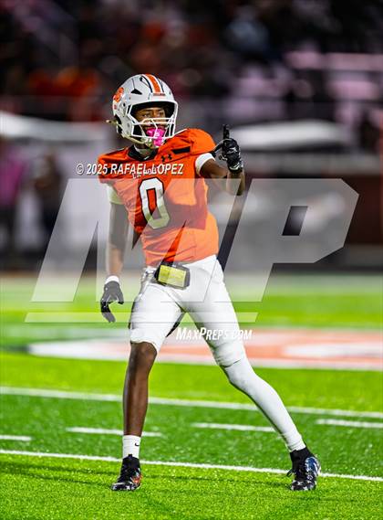 Thumbnail 3 in Weiss vs. La Porte (UIL 5A D1 Football Bi-District) photogallery.