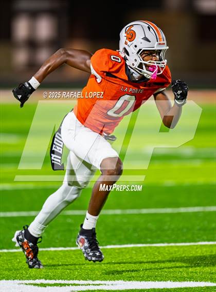 Thumbnail 3 in Weiss vs. La Porte (UIL 5A D1 Football Bi-District) photogallery.