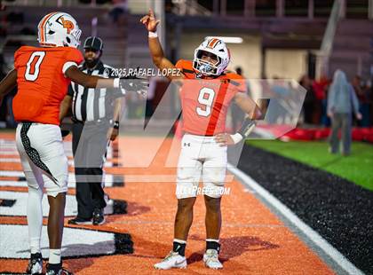 Thumbnail 3 in Weiss vs. La Porte (UIL 5A D1 Football Bi-District) photogallery.