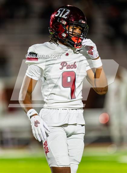 Thumbnail 1 in Weiss vs. La Porte (UIL 5A D1 Football Bi-District) photogallery.