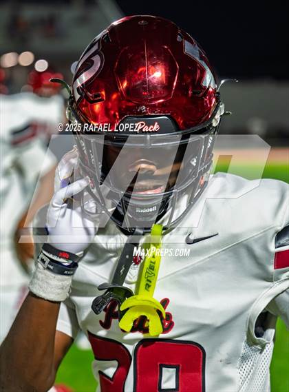 Thumbnail 3 in Weiss vs. La Porte (UIL 5A D1 Football Bi-District) photogallery.