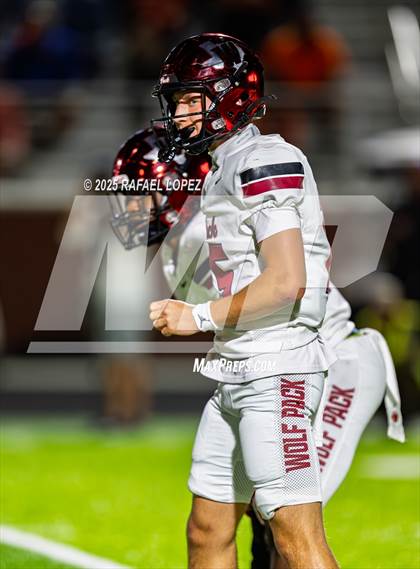 Thumbnail 3 in Weiss vs. La Porte (UIL Football 5A D1 Bi-District) photogallery.