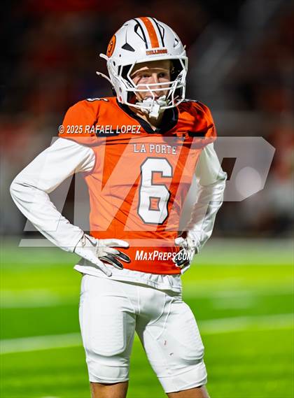 Thumbnail 2 in Weiss vs. La Porte (UIL 5A D1 Football Bi-District) photogallery.