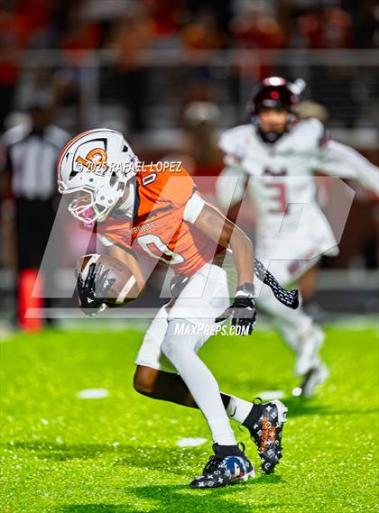 Thumbnail 1 in Weiss vs. La Porte (UIL Football 5A D1 Bi-District) photogallery.