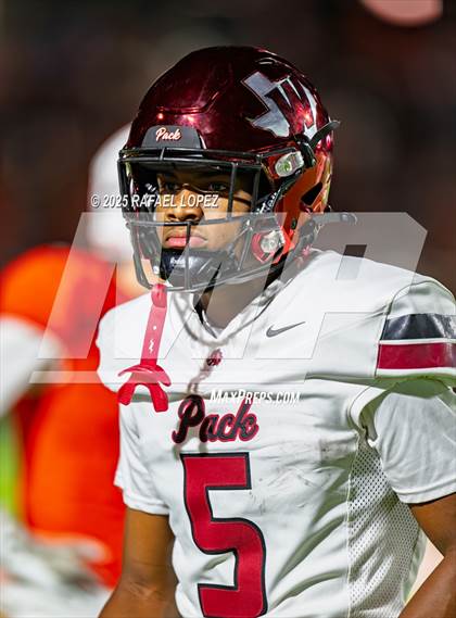 Thumbnail 1 in Weiss vs. La Porte (UIL 5A D1 Football Bi-District) photogallery.