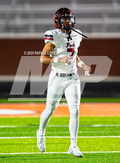 Thumbnail 2 in Weiss vs. La Porte (UIL 5A D1 Football Bi-District) photogallery.