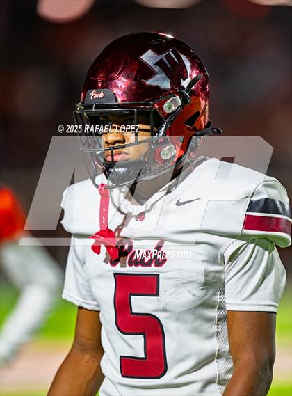 Thumbnail 3 in Weiss vs. La Porte (UIL 5A D1 Football Bi-District) photogallery.