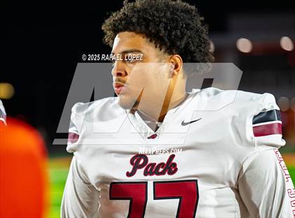 Thumbnail 3 in Weiss vs. La Porte (UIL 5A D1 Football Bi-District) photogallery.