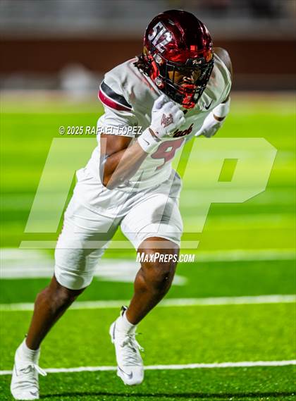 Thumbnail 1 in Weiss vs. La Porte (UIL 5A D1 Football Bi-District) photogallery.