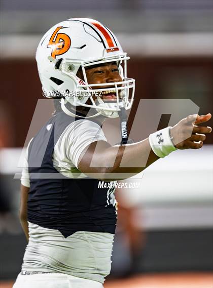 Thumbnail 3 in Weiss vs. La Porte (UIL Football 5A D1 Bi-District) photogallery.