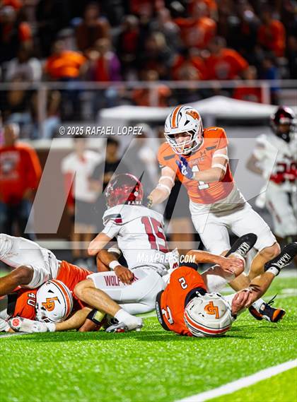 Thumbnail 2 in Weiss vs. La Porte (UIL Football 5A D1 Bi-District) photogallery.