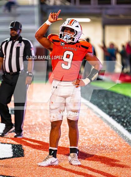 Thumbnail 1 in Weiss vs. La Porte (UIL Football 5A D1 Bi-District) photogallery.