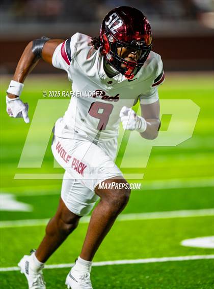 Thumbnail 2 in Weiss vs. La Porte (UIL 5A D1 Football Bi-District) photogallery.