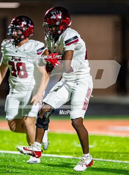 Thumbnail 3 in Weiss vs. La Porte (UIL 5A D1 Football Bi-District) photogallery.