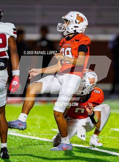 Thumbnail 2 in Weiss vs. La Porte (UIL Football 5A D1 Bi-District) photogallery.