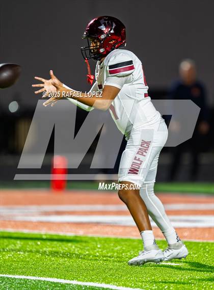 Thumbnail 3 in Weiss vs. La Porte (UIL 5A D1 Football Bi-District) photogallery.