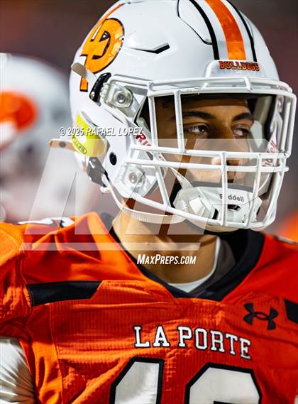 Thumbnail 1 in Weiss vs. La Porte (UIL 5A D1 Football Bi-District) photogallery.