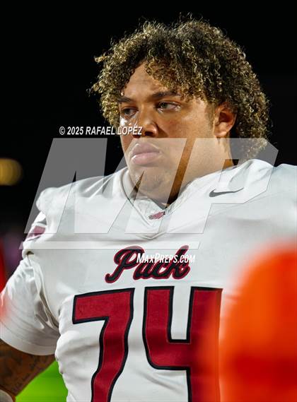 Thumbnail 1 in Weiss vs. La Porte (UIL Football 5A D1 Bi-District) photogallery.