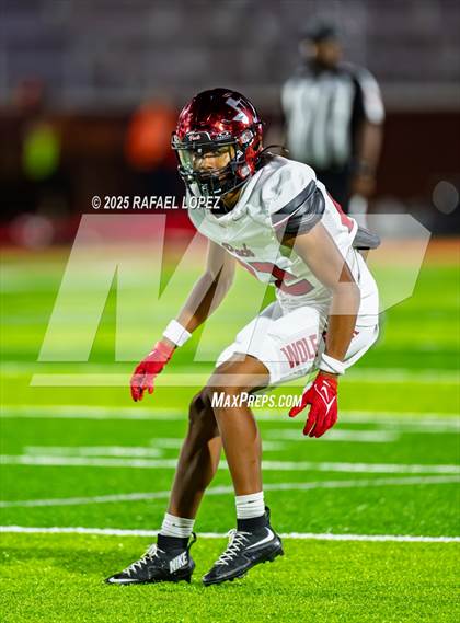 Thumbnail 1 in Weiss vs. La Porte (UIL 5A D1 Football Bi-District) photogallery.