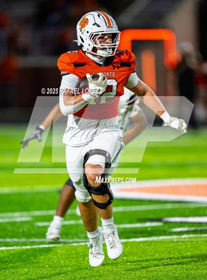Thumbnail 1 in Weiss vs. La Porte (UIL Football 5A D1 Bi-District) photogallery.