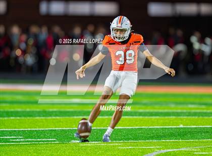 Thumbnail 2 in Weiss vs. La Porte (UIL 5A D1 Football Bi-District) photogallery.