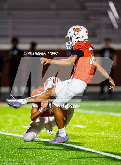 Thumbnail 1 in Weiss vs. La Porte (UIL 5A D1 Football Bi-District) photogallery.