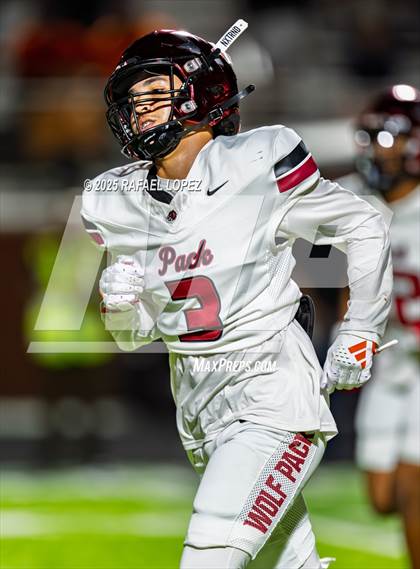 Thumbnail 1 in Weiss vs. La Porte (UIL 5A D1 Football Bi-District) photogallery.