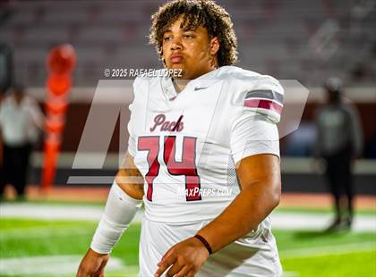 Thumbnail 2 in Weiss vs. La Porte (UIL 5A D1 Football Bi-District) photogallery.