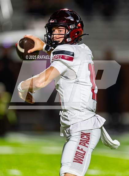 Thumbnail 1 in Weiss vs. La Porte (UIL 5A D1 Football Bi-District) photogallery.