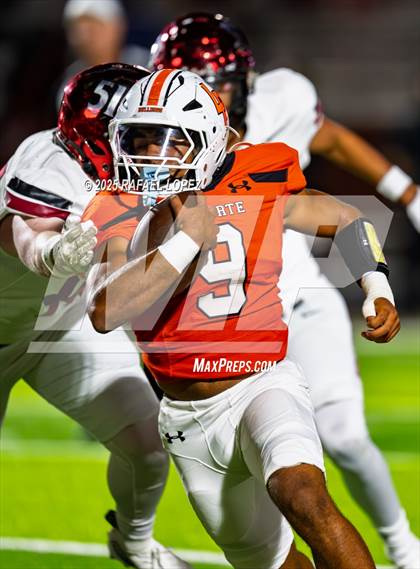 Thumbnail 3 in Weiss vs. La Porte (UIL Football 5A D1 Bi-District) photogallery.