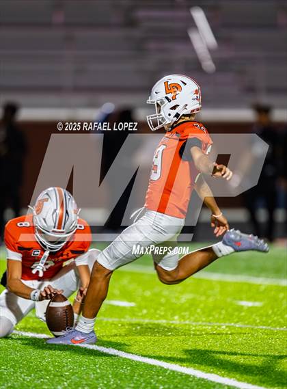 Thumbnail 3 in Weiss vs. La Porte (UIL Football 5A D1 Bi-District) photogallery.