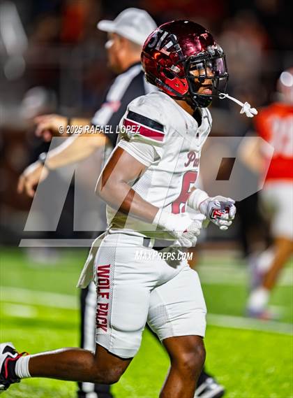 Thumbnail 2 in Weiss vs. La Porte (UIL 5A D1 Football Bi-District) photogallery.