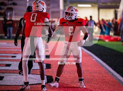 Thumbnail 1 in Weiss vs. La Porte (UIL 5A D1 Football Bi-District) photogallery.