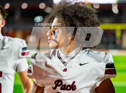 Thumbnail 1 in Weiss vs. La Porte (UIL 5A D1 Football Bi-District) photogallery.