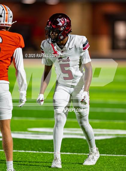 Thumbnail 2 in Weiss vs. La Porte (UIL 5A D1 Football Bi-District) photogallery.