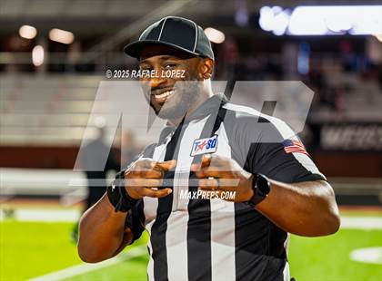 Thumbnail 1 in Weiss vs. La Porte (UIL 5A D1 Football Bi-District) photogallery.