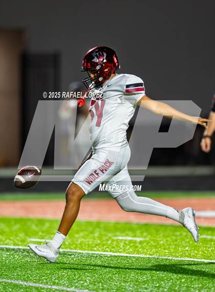 Thumbnail 2 in Weiss vs. La Porte (UIL 5A D1 Football Bi-District) photogallery.