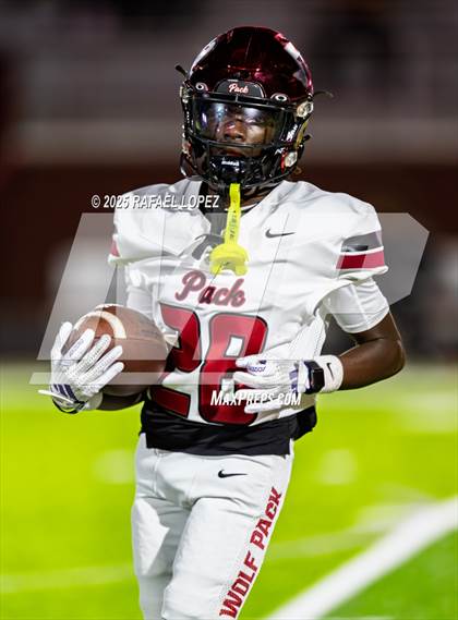 Thumbnail 3 in Weiss vs. La Porte (UIL 5A D1 Football Bi-District) photogallery.