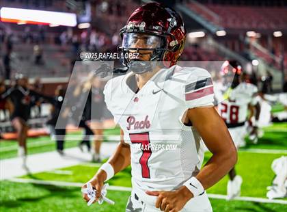 Thumbnail 2 in Weiss vs. La Porte (UIL 5A D1 Football Bi-District) photogallery.