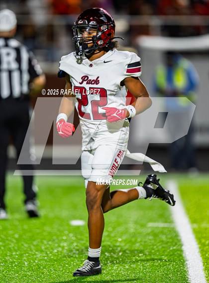 Thumbnail 2 in Weiss vs. La Porte (UIL 5A D1 Football Bi-District) photogallery.